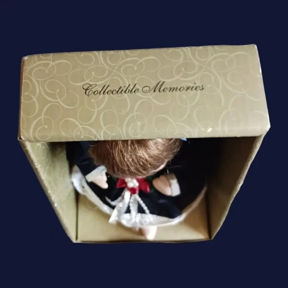 Collectible memories porcelain doll - Picture 5 of 5